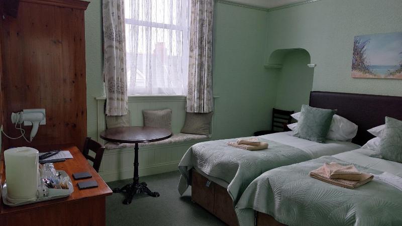Standard Twin Room image 3