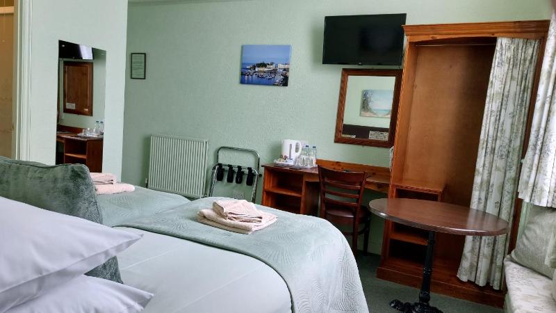Standard Twin Room image 4