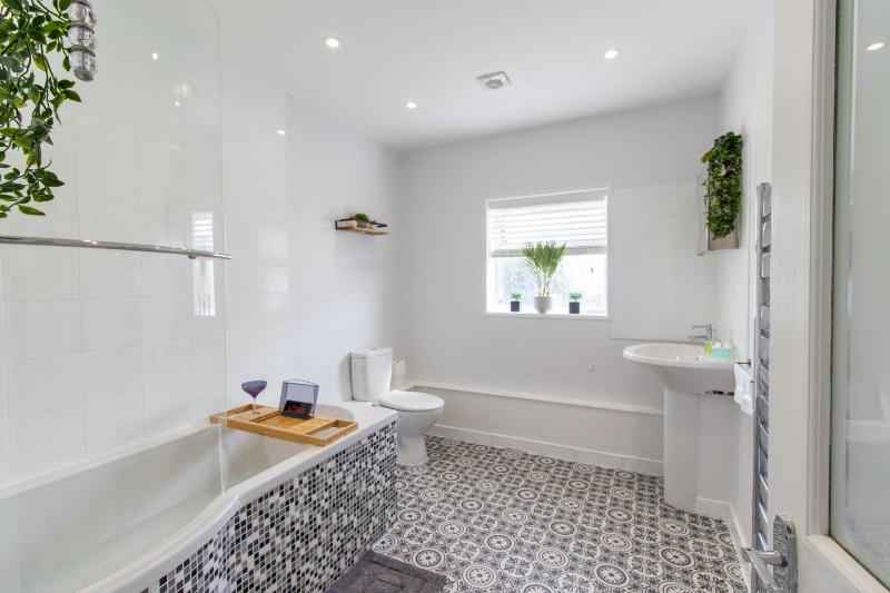 Open Mind Property - Luxury 3 Beds & Free Parking - image 3