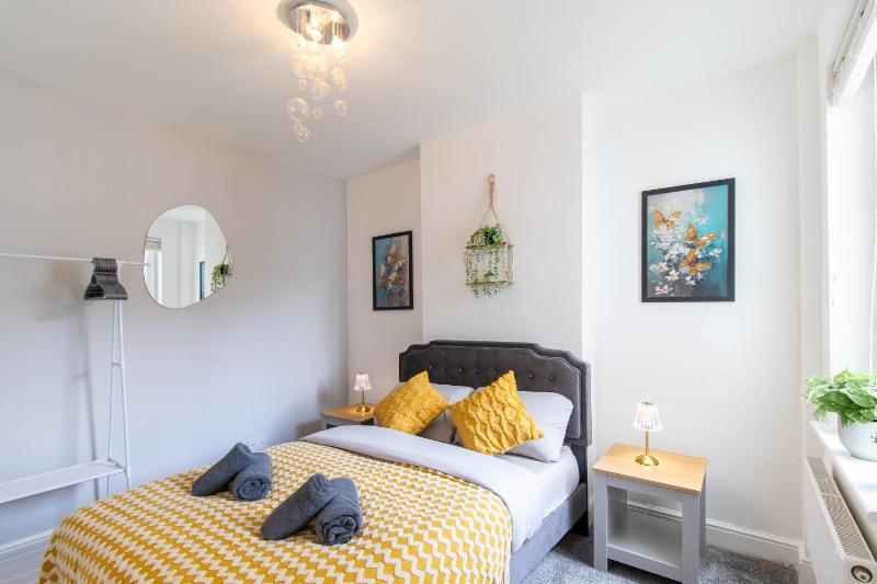 Open Mind Property - Luxury 3 Beds & Free Parking - image 7