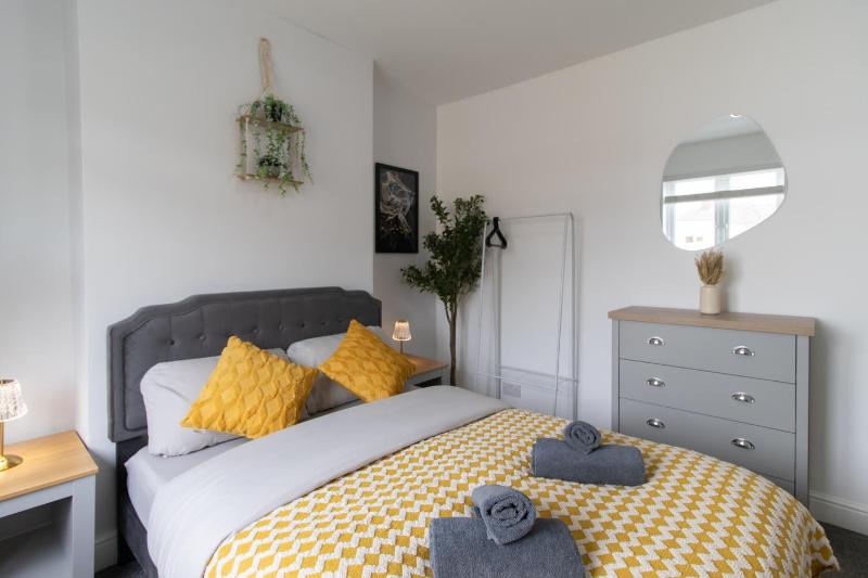 Open Mind Property - Luxury 3 Beds & Free Parking - image 6