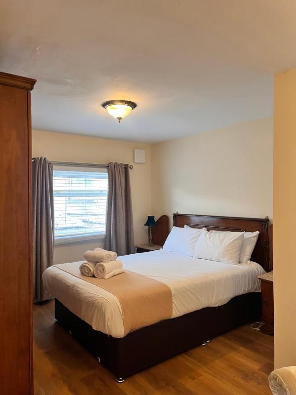 Twin Room with Bath image 1