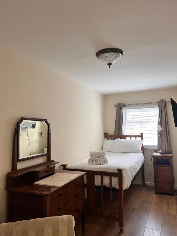 Twin Room with Bath image 4