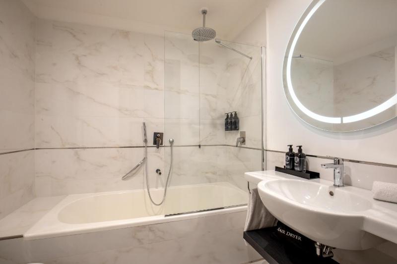 Deluxe Triple Room image 2