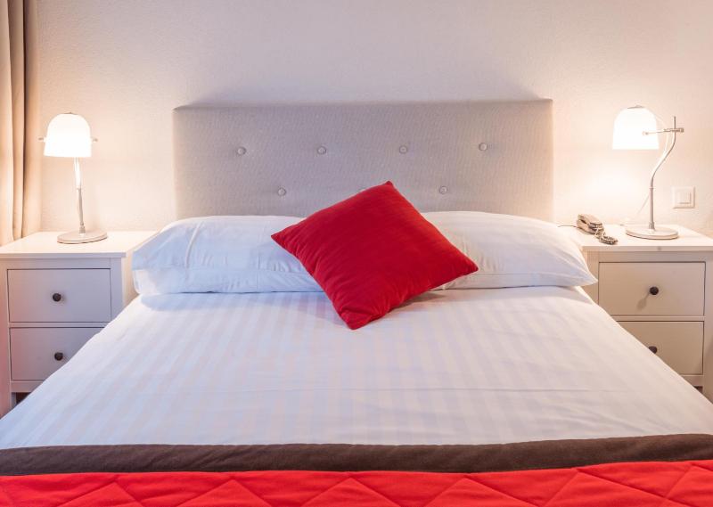 Queen Comfort - City side image 1