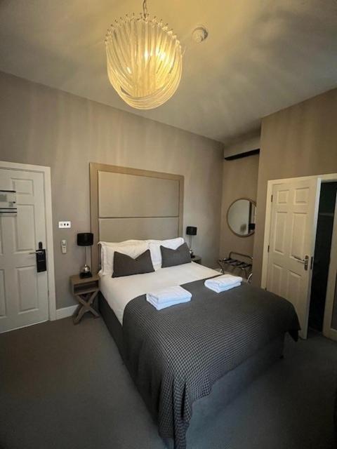 Townhouse Club Double Room image 1