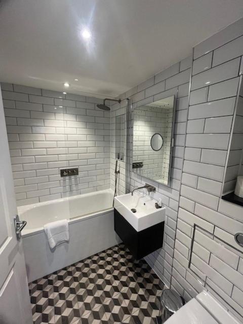 Townhouse Club Double Room image 3