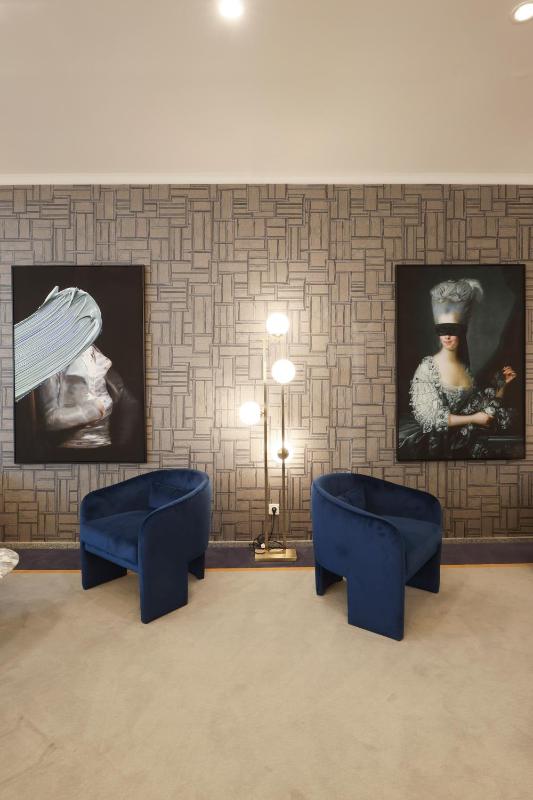Hotel America - image 18