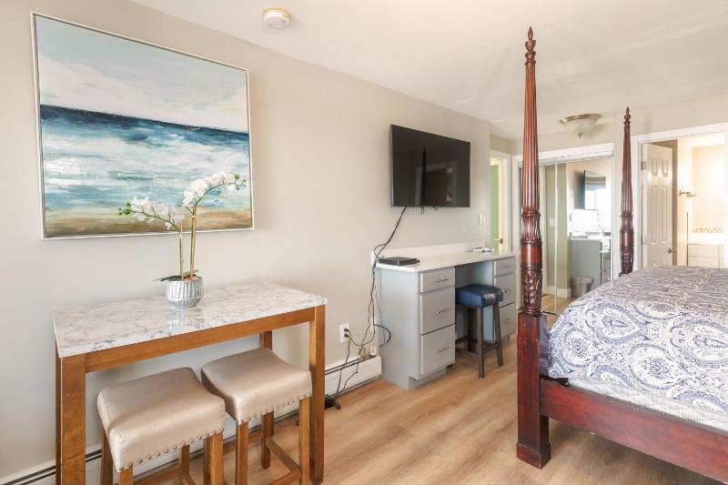 Deluxe King Room with Ocean View and Kitchenette image 3