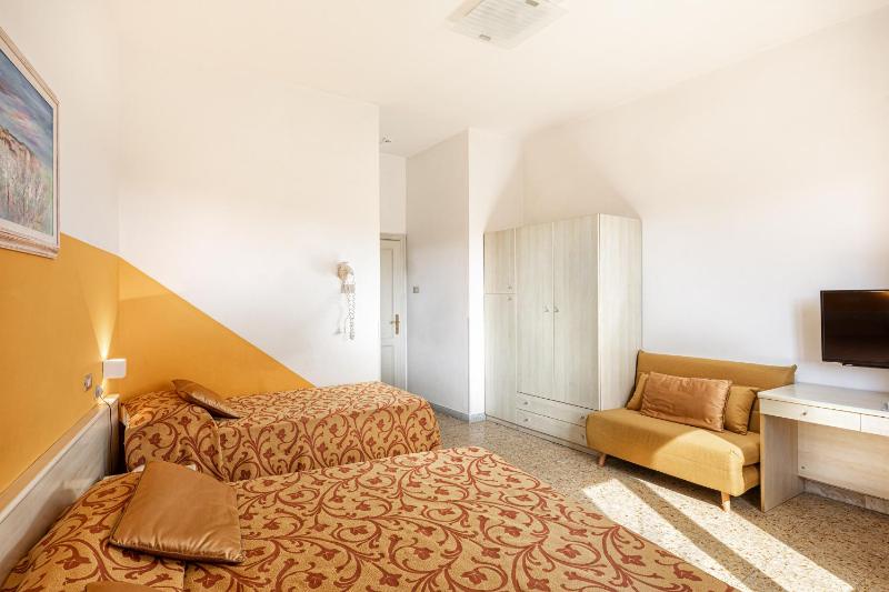 Economy Triple Room image 3