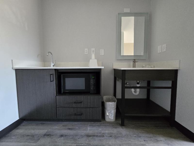 King Room - Non-Smoking image 3