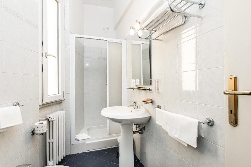 Standard Quadruple Room image 2