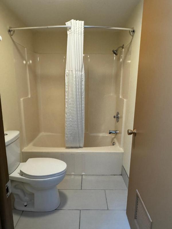 Queen Room image 2