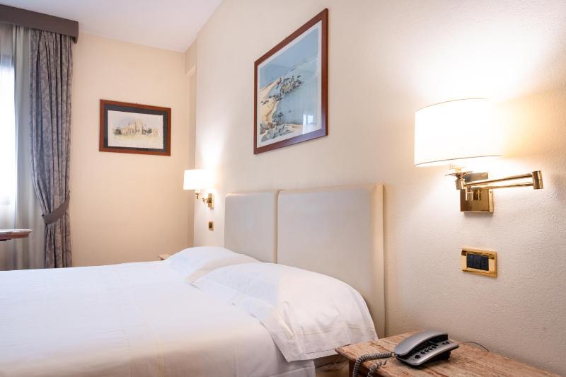 Standard Double or Twin Room image 3