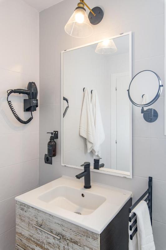 Double Room with Balcony and Sea View image 4