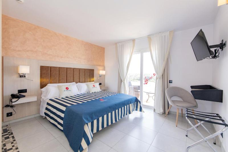 Deluxe Double or Twin Room image 1