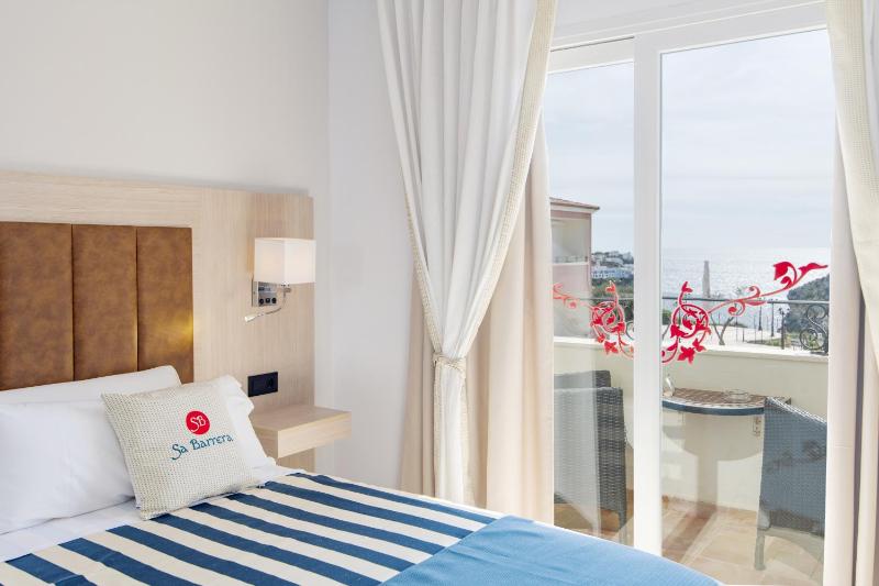 Superior Double or Twin Room with Sea View image 4