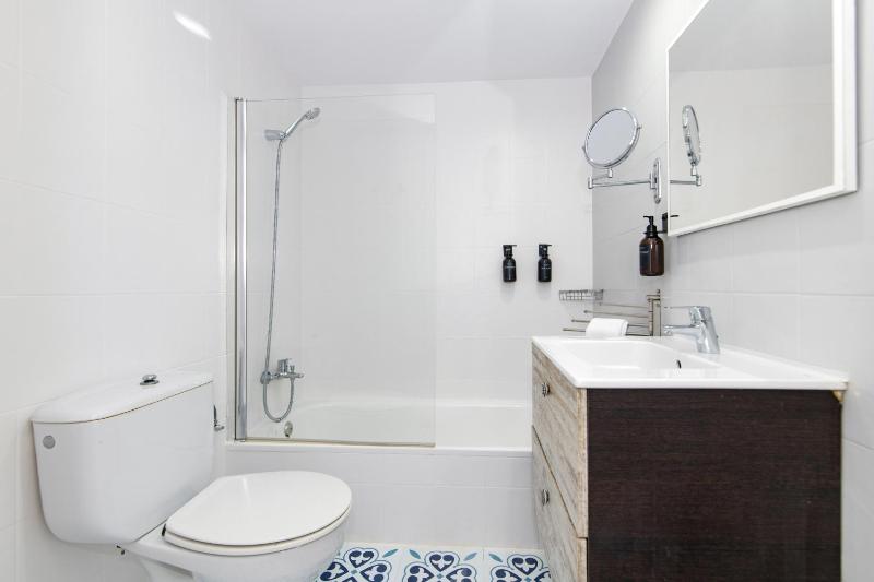 Standard Double Room image 4