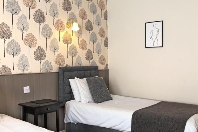 Twin Room image 4