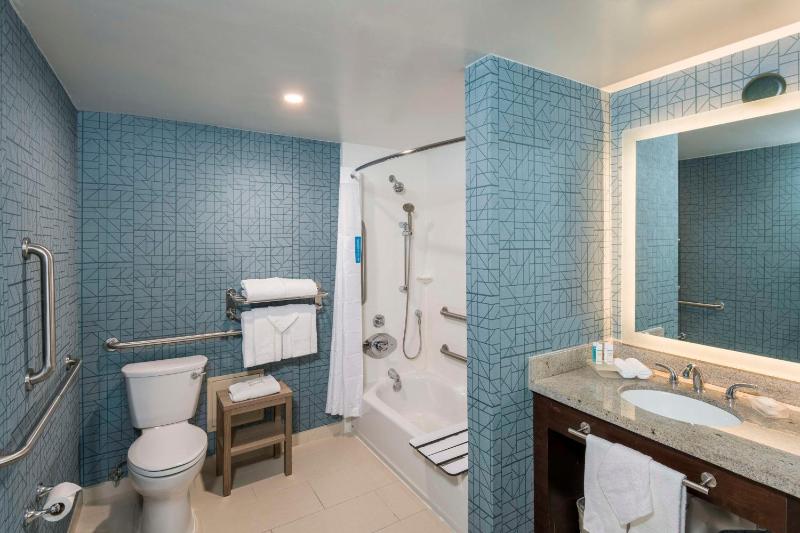 King Suite - Mobility Access/Non-Smoking image 3