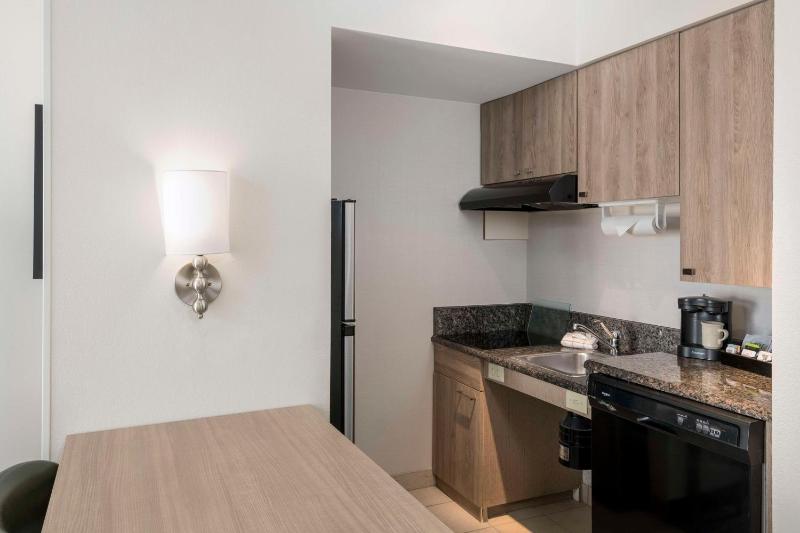 King Suite - Mobility Access/Non-Smoking image 4