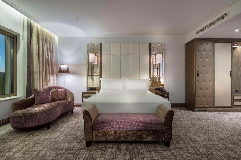 Deluxe King Room with Park View image 4
