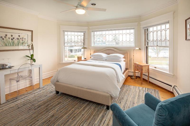 Deluxe Queen Room image 4