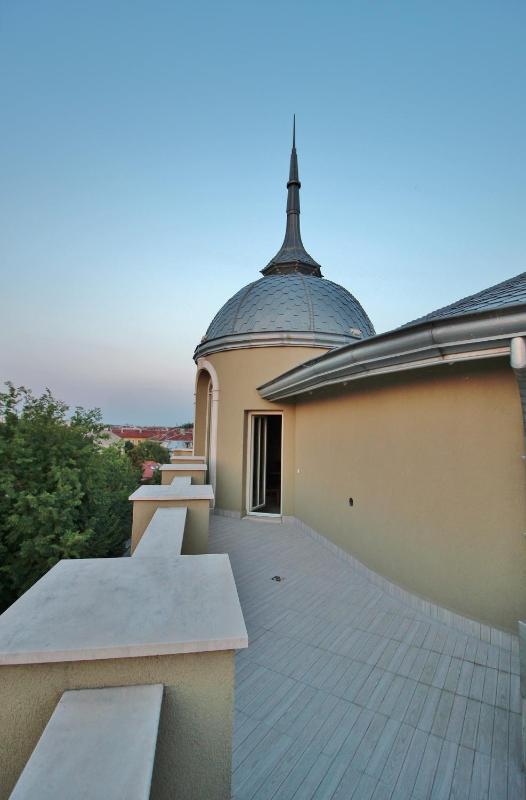 Maisonette with Terrace image 4