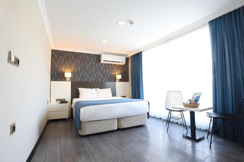 Deluxe Double Room with Balcony image 4