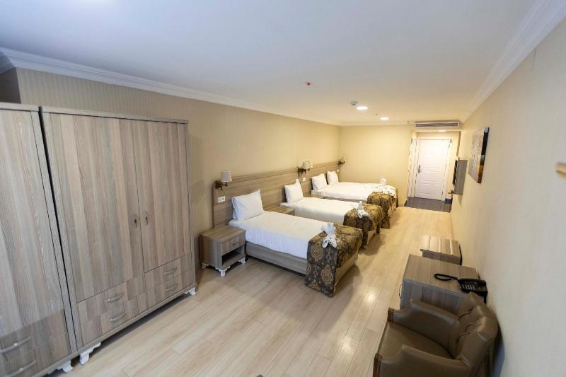 Standard Quadruple Room image 4