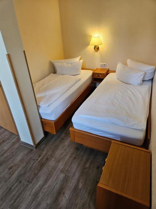 Twin Room image 3