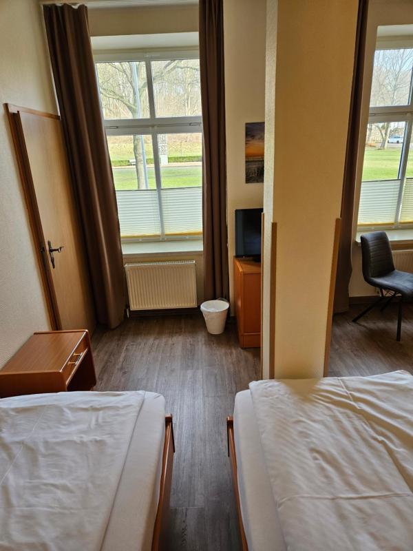 Twin Room image 2