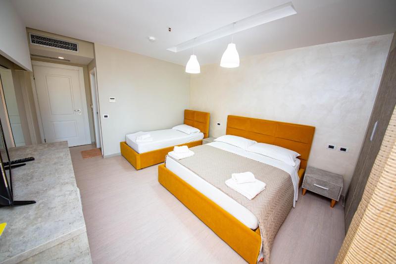Deluxe Triple Room image 3