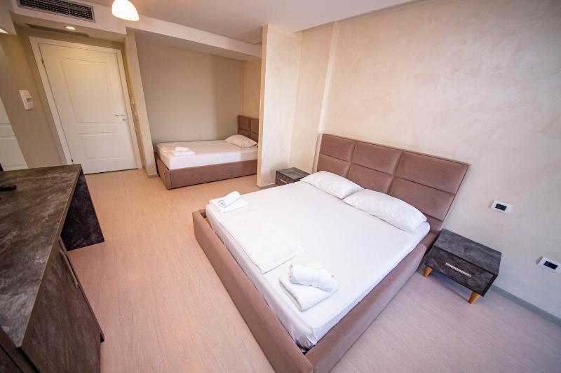 Triple Room with Balcony image 4