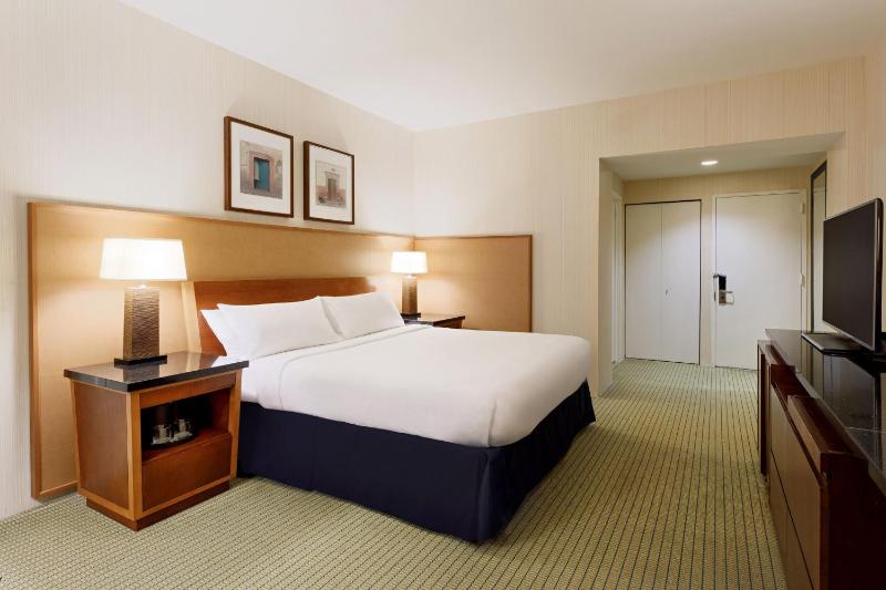 Guest Room, 1 King image 4