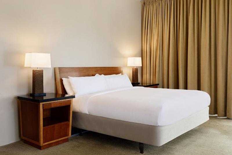 Concierge lounge access, 1 Bedroom Junior Suite, 1 King image 1