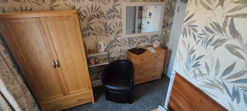 Single Room with Shower image 3