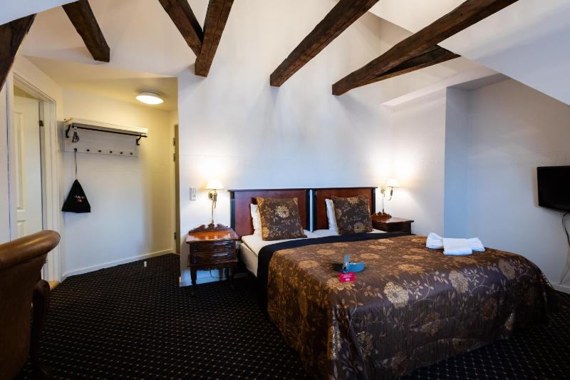 Small Double Room image 4