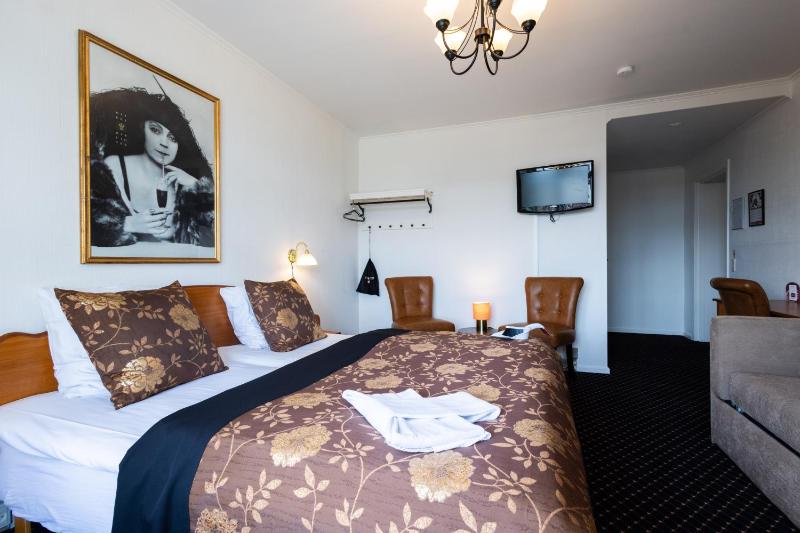 Double or Twin Room image 4