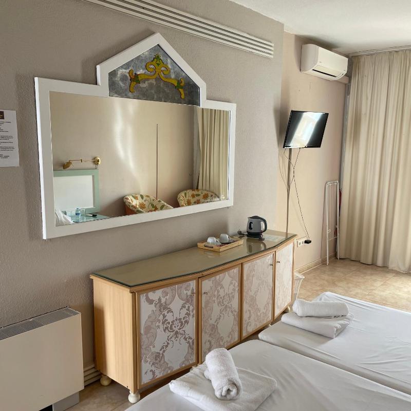 Standard Twin Room image 4