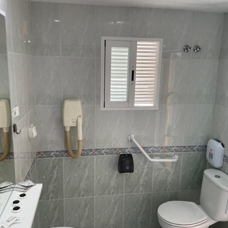 Standard Twin Room image 2
