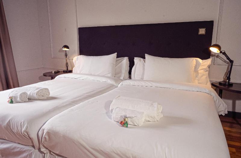 Twin Room image 3