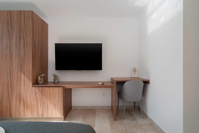 2BD with Rooftop Pool near Beach - image 15