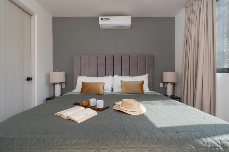 2BD with Rooftop Pool near Beach - image 14