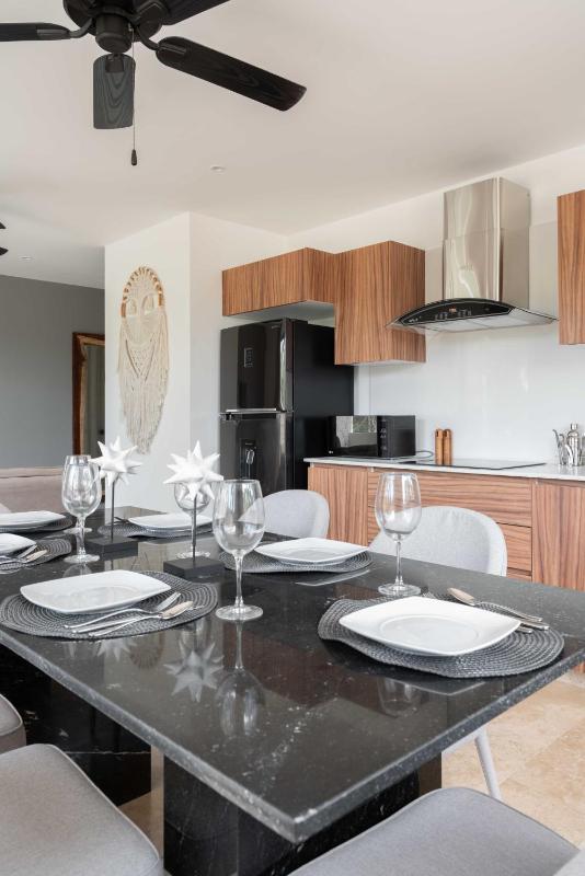 2BD with Rooftop Pool near Beach - image 9