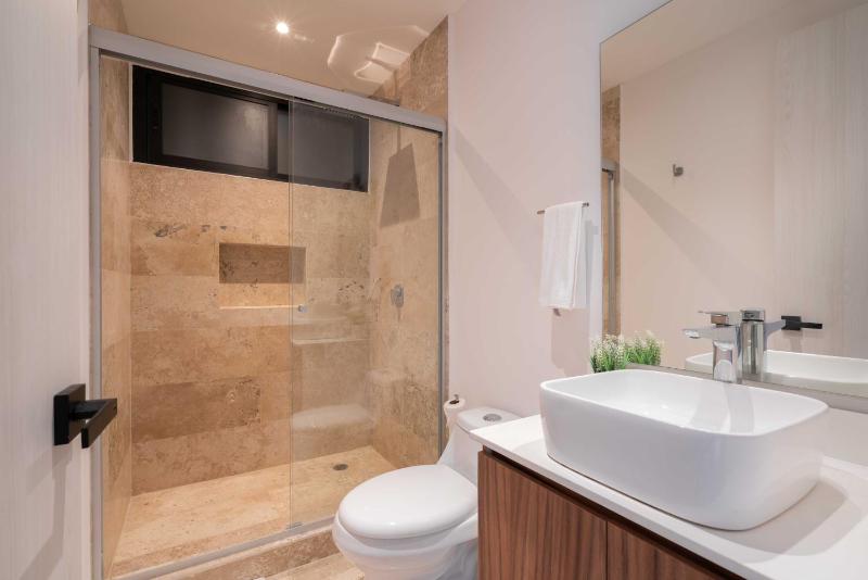 2BD with Rooftop Pool near Beach - image 12