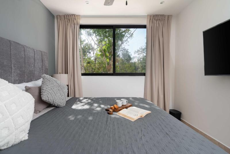 2BD with Rooftop Pool near Beach - image 2
