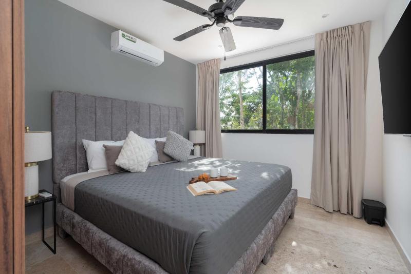 2BD with Rooftop Pool near Beach - image 21