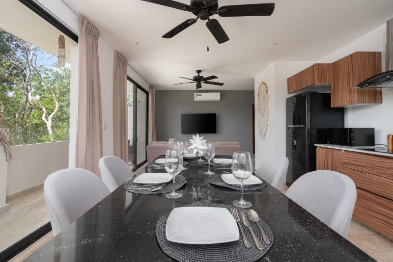 2BD with Rooftop Pool near Beach - image 19