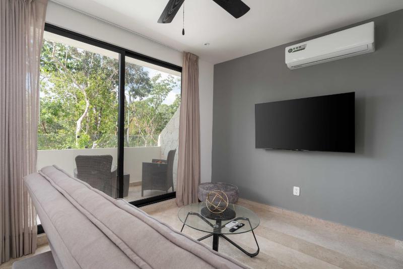 2BD with Rooftop Pool near Beach - image 4